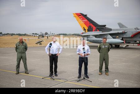 20 giugno 2023, Schleswig-Holstein, Jagel: Boris Pistorius (SPD, 2nd da destra), Ministro federale della difesa, e Jens Stoltenberg (2nd da sinistra), Segretario generale della NATO, che fa una dichiarazione accanto a Ingo Gerhartz (l), ispettore delle forze aeree tedesche, e Michael A. Loh (r), Direttore degli Stati Uniti Air National Guard, durante la visita alla manovra internazionale dell'aeronautica "Air Defender 2023" presso la base aerea di Jagel. Credit: Christian Charisius/dpa/Alamy Live News Foto Stock