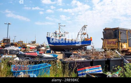 Hastings East Sussex , Inghilterra Regno Unito - lavori di manutenzione su uno dei pescherecci dello Stade . Hastings ha una delle più antiche flotte da pesca della Gran Bretagna e le barche hanno lavorato dalla spiaggia di ciottoli conosciuta come Stade (un'antica parola sassone per "luogo di sbarco") per oltre 1.000 anni. Foto Stock