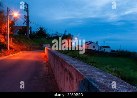 Strada tra edifici contro il cielo di notte Foto Stock