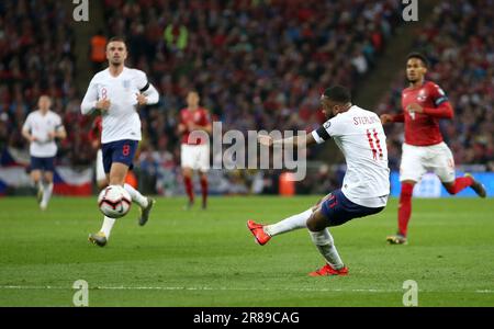 Foto del file datata 22-03-2019 di Raheem Sterling completando il suo trucco contro la Repubblica Ceca. Sterling ha segnato il primo trucco inglese di Wembley in nove anni nel qualificatore 5-0 Euro 2020, finendo una mossa di 24 passaggi per il suo apritore prima di aggiungerne due in sei secondi e mezzo minuti - un colpo al turn e un attacco di 20 iarde che deflette al largo di Ondrej Celustka. Data di emissione: Martedì 20 giugno 2023. Foto Stock