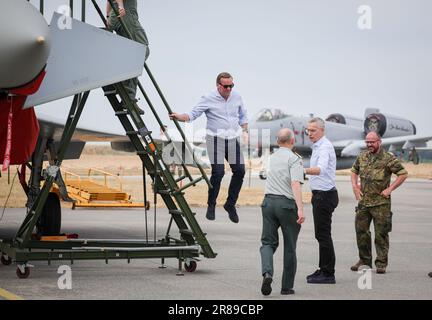 20 giugno 2023, Schleswig-Holstein, Jagel: Boris Pistorius (SPD, l), Ministro federale della Difesa, salta dalle scale dopo lui e Jens Stoltenberg (2nd da destra), Segretario generale della NATO, in un jet da caccia Eurofighter durante la loro visita alla manovra dell'aeronautica internazionale "Air Defender 202cr esercizio aereo sotto la direzione tedesca, 25 nazioni e la NATO partecipano fino al giugno 23. Secondo la Bundeswehr, sono coinvolti circa 10.000 soldati e 250 aerei. Foto: Christian Charisius/dpa Foto Stock