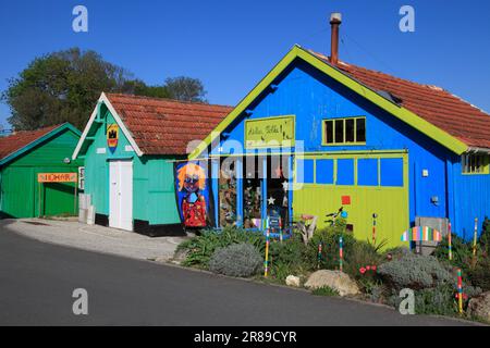 Le capanne degli ex ostriche si convertirono in laboratori di arte e artigianato. Chateau d'Oleron. Charente Maritime, Francia Foto Stock