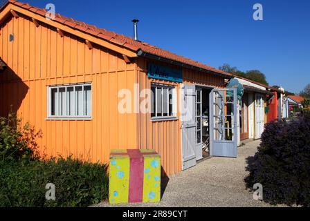 Le capanne degli ex ostriche si convertirono in laboratori di arte e artigianato. Chateau d'Oleron. Charente Maritime, Francia Foto Stock