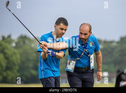 Bad Saarow, Germania. 20th giugno, 2023. Sport per disabili: Olimpiadi speciali, Giochi del mondo, golf, preparazione sul campo pratica del Golf Club Bad Saarow. Valerio Scorza (r), allenatore d'Italia, impartisce istruzioni a Mirko Pascale. Credit: Andreas Gora/dpa/Alamy Live News Foto Stock