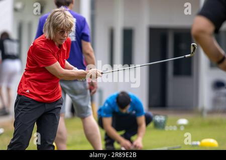 Bad Saarow, Germania. 20th giugno, 2023. Sport per disabili: Olimpiadi speciali, Giochi del mondo, golf, preparazione sul campo pratica del Golf Club Bad Saarow. Stefanie Lutz dalla Germania colpisce alla lunga stazione di putt durante il livello 1 individuale Skill Competition. Credit: Andreas Gora/dpa/Alamy Live News Foto Stock