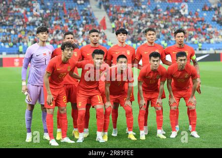 Dalian, provincia cinese di Liaoning. 20th giugno, 2023. I giocatori della Cina si allineano in vista di una partita di calcio internazionale amichevole tra Cina e Palestina a Dalian, provincia di Liaoning, nel nord-est della Cina, il 20 giugno 2023. Credit: CAO Can/Xinhua/Alamy Live News Foto Stock