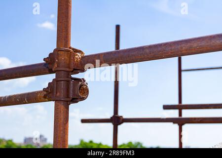 Primo piano su giunto di impalcatura arrugginita in acciaio posta in cantiere. Foto Stock