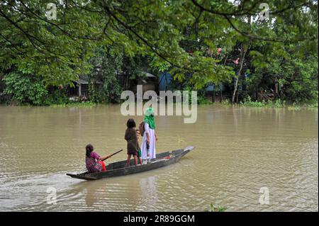 Sylhet, Bangladesh. 19th giugno, 2023. A causa delle continue piogge e dei pendii collinari, il livello dell'acqua dei fiumi e dei ruscelli sta aumentando e l'acqua sta entrando nella località. Vi è il pericolo di inondazioni. La gente del posto ora usa la barca come mezzo di trasporto in questa zona. La foto è stata scattata oggi dall'Unione Nandir Gao di Goainghat Upazila. Il 19 giugno 2023. Sylhet, Bangladesh (Foto di MD Rafayat Haque Khan/ Eyepix Group/Sipa USA) Credit: Sipa USA/Alamy Live News Foto Stock