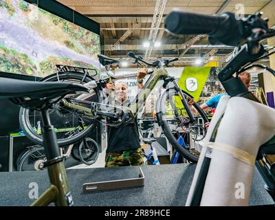 20 giugno 2023, Hesse, Francoforte sul meno: Una e-bike viene sollevata al piedistallo. La fiera Eurobicke (21-25 giugno 2023) è considerata la più grande fiera del suo genere al mondo. Secondo gli organizzatori, ci saranno 1.900 espositori da 62 paesi. Foto: Andreas Arnold/dpa Foto Stock