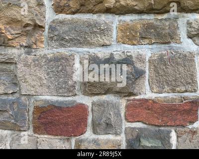 Primo piano Stone Wall Texture con grandi mattoni su antica chiesa storica in Germania, Europa. Può essere usato come texture o sfondo. Artigianale vecchio wal Foto Stock