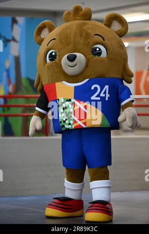 Gelsenkirchen, Germania. 20th giugno, 2023. Calcio: EM 2024, presentazione della mascotte ufficiale. La mascotte ancora senza nome è sul palco. Un piccolo orso carino - con pantaloni. L'Unione europea del calcio UEFA ha presentato martedì (20.06.2023) la mascotte per l'EM 2024 in Germania. Credit: Federico Gambarini/dpa/Alamy Live News Foto Stock