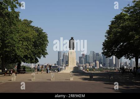 Statua del General Wolfe e skyline di Docklands da Greenwich Park Londra, 2023 giugno Foto Stock