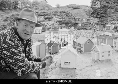 Corrente 29-1-1960: Lilleputtbyen. Il pescatore Johan Hopsø su Dolmøy si è costruito una fiorente cittadina in formato tascabile.Photo: Sverre A. Børretzen / current / NTB ***Photo not image processed*** Foto Stock