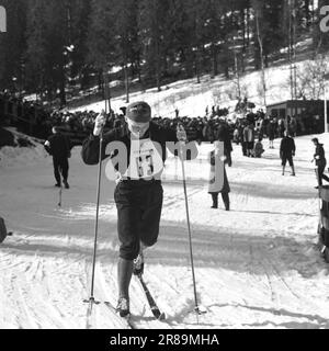 Attuale 15-3-1960: Abbiamo vinto e abbiamo vinto... I jumper hanno raccolto i record del pubblico e gli sciatori di fondo hanno fatto la storia dello sci. Foto: Sverre A. Børretzen / Aage Storløkken / Aktuell / NTB ***FOTO NON ELABORATA*** Foto Stock