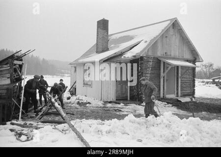 Attuale 2-8-1960: Il Grense cresce insieme nel mezzo del confine tra Norvegia e Svezia, la piccola cappella rappresenta una sfida per tutte le divisioni artificiali. Per i sitters su questi bordi, il confine è nient'altro che una strada larga dieci metri attraverso la foresta. Hanno la stessa distanza dalla più vicina località densamente popolata in Svezia come in Norvegia. Foto: Sverre A. Børretzen / Aktuell / NTB ***FOTO NON ELABORATA*** Foto Stock