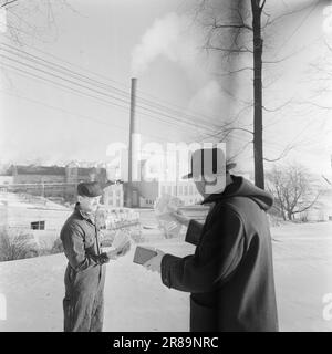 Effettivo 56-7-1960: Tuta o tute bonus di Natale sono diventati luogo comune a molte aziende. Ma non tutti i manager aziendali sono stati fortunati con la distribuzione. In molti luoghi di lavoro, la questione della gratiale o non è dipesa dal problema: Tuta o tute. Il lavoratore riceve NOK 250 come bonus di Natale. Questo collega è stato nel servizio dell'azienda per più di 20 anni. Quando l'imposta viene dedotta, sarà inferiore a 10 NOK. all'anno! Il funzionario riceve NOK 800. La differenza tra un operaio del collare bianco e un operaio oggi è soltanto questa: Un operaio del collare bianco è pagato mensilmente, Foto Stock