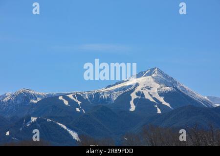 Una vista panoramica del picco innevato di Todorka. Bansko, Bulgaria. Foto Stock