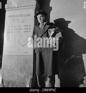 Attuale 21-5-1950: I vigili del fuoco si preparano per la winterHenki Kolstad e Inger-Marie Andersen hanno i ruoli principali nel film 'vi gifter oss', che è girato a Oslo. Per farla sembrare invernale, anche se le riprese si svolgono in autunno, i vigili del fuoco hanno spruzzato schiuma di sapone per le strade. Foto: Sverre A. Børretzen / Aktuell / NTB ***FOTO NON ELABORATA*** Foto Stock