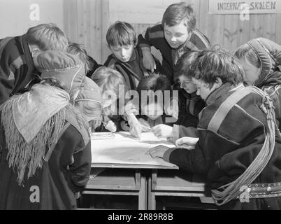 Corrente 3-1950: Bambini naturali in straitjacks.Karasjok. I bambini di scuola a Karasjok in una scuola superiore. Grazie alla comprensione degli insegnanti, i bambini Sami ricevono un'introduzione alla propria cultura: Questo gruppo di lavoro è impegnato a tracciare la via di migrazione nella mappa Finnmark. Per loro, è un modo pratico e ragionevole per imparare la geografia. Foto: Sverre A. Børretzen / Aktuell / NTB *** FOTO NON ELABORATA*** Foto Stock