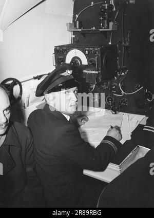 Corrente 10-1947: La rotta di volo espresso lungo la Norvegia con l'Hurtigrute di volo sulla rotta regolare, che sarà aperta a giugno, un volo parte da Tromsø e uno da Stavanger ogni mattina, mentre uno è in riserva. La durata del volo è di circa nove ore con ulteriori soste a Bergen, Oslo, Trondheim, Brønnøysund/Sandnessjøen, Bodø e Harstad. Da Tromsø, la rotta Hammerfest–Vadsø–Kirkenes hodt inizia con altri voli tre volte alla settimana per tratta. Il viaggio Kirkenes–Oslo richiederà quindi due giorni con il volo Hurtigruten. Ora passa circa una settimana. La navigazione Foto Stock