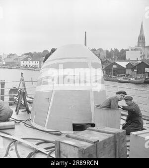 Attuale 14-1949: Fabbrica di Sjøbuss [immagine 0036]gli autobus di Landeveien sono diventati immensamente popolari perché soddisfano una parte importante delle attuali esigenze di trasporto in modo economico e veloce. Ma il canale ha anche i suoi autobus. Non era che molti anni fa che 'bus del mare 'era un nuovo e sconosciuto termine, una combinazione divertente delle parole, la gente ha pensato. Oggi, un certo numero di autobus marittimi si ardesia avanti e indietro lungo la costa, e la gente alle fermate lungo il canale non può più pensare di fare senza questo dispositivo. Gli autobus marittimi sono costruiti a Glommens MEK. Workshop a Kråkerøy al di fuori di Fredrikstad. Foto: SV Foto Stock