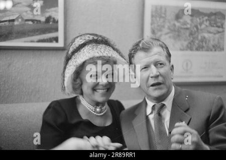 Corrente 39-2-1960 : l'oro vecchio luccica sul siero. Kongsbergethylene è abbastanza buono, assicura Birger Ruud.Sonja Henie piuttosto parlare delle sue opere non figurative dipinti e sulla grande mostra che avrà. Così tanto oro olimpico non è mai stato raccolto in questo paese come a Mysen ieri notte 30 agosto. In quella notte storica, l'Olympiaklubben è stata fondata da Sonja Henie, che si è eletta presidente perché era l'unica ragazza d'oro in ogni senso. Solo i medagliatori olimpici possono unirsi a questo club molto esclusivo. Foto: Sverre A. Børretzen / Aktuell / NTB Foto Stock