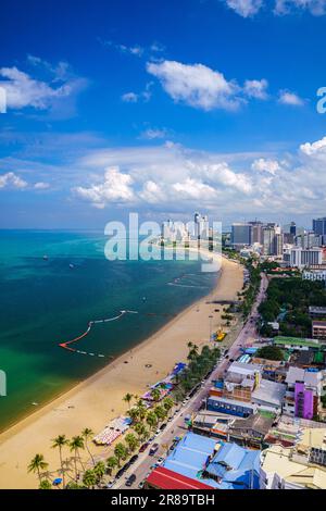 Pattaya Beach, ad angolo ampio, verticale, guardando a Nord verso il Santuario della verità preso dall'Hilton Pattaya Hotel. Foto Stock