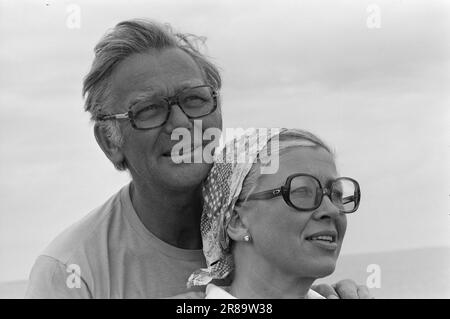 Corrente 28 - 4 - 1974: Cacciato dalla spiaggia Coppia sposata Ada Haug e Odd Grythe viaggio dal campeggio al campeggio e fare materiale televisivo. Ci sono trasmissioni live. Ma richiedono anche un ampio lavoro preparatorio. Foto: Ivar Aaserud / Aktuell / NTB ***FOTO NON ELABORATA*** Foto Stock