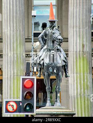 Glasgow, Scozia, Regno Unito 20th giugno 2023. Banksey cut and run continua al sole mentre le folle si affollano al museo di arte moderna Iconica testa conica celebrata come il Goma e il duca di Wellington statua del cono nella piazza del cambio reale. Credit Gerard Ferry/Alamy Live News Foto Stock