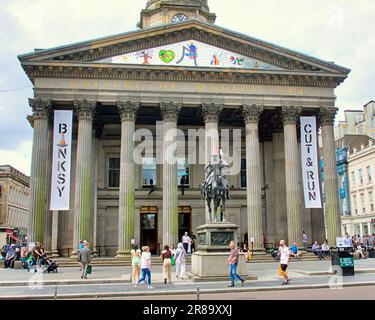 Glasgow, Scozia, Regno Unito 20th giugno 2023. Banksey cut and run continua al sole mentre le folle si affollano al museo di arte moderna Iconica testa conica celebrata come il Goma e il duca di Wellington statua del cono nella piazza del cambio reale. Credit Gerard Ferry/Alamy Live News Foto Stock