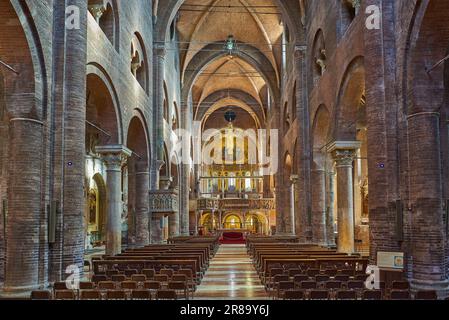 Modena, Italia - 5 marzo 2019: La navata della Cattedrale Foto Stock