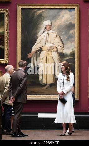 La Principessa del Galles si trova di fronte al ritratto di Giosuè Reynolds di mai (Omai) durante una visita per riaprire la National Portrait Gallery di Londra, a seguito di un programma di ristrutturazione triennale. La galleria ha subito un'importante trasformazione dalla chiusura delle sue porte nel marzo 2020, la più grande dall'apertura dell'edificio avvenuta 127 anni fa. Data immagine: Martedì 20 giugno 2023. Foto Stock