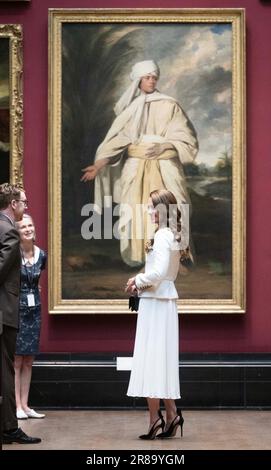 La Principessa del Galles si trova di fronte al ritratto di Giosuè Reynolds di mai (Omai) durante una visita per riaprire la National Portrait Gallery di Londra, a seguito di un programma di ristrutturazione triennale. La galleria ha subito un'importante trasformazione dalla chiusura delle sue porte nel marzo 2020, la più grande dall'apertura dell'edificio avvenuta 127 anni fa. Data immagine: Martedì 20 giugno 2023. Foto Stock