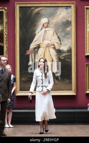 La Principessa del Galles si trova di fronte al ritratto di Giosuè Reynolds di mai (Omai) durante una visita per riaprire la National Portrait Gallery di Londra, a seguito di un programma di ristrutturazione triennale. La galleria ha subito un'importante trasformazione dalla chiusura delle sue porte nel marzo 2020, la più grande dall'apertura dell'edificio avvenuta 127 anni fa. Data immagine: Martedì 20 giugno 2023. Foto Stock