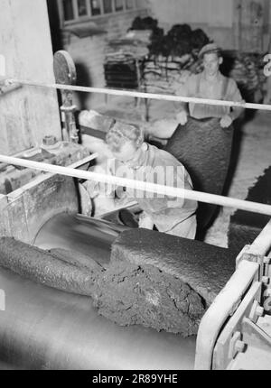 Attuale 22-3-1947: Sciopero della produzione ad AskimaA un paio di mesi fa, i lavoratori di Askim Gummivaefabrikk hanno deciso all'unanimità di seguire l'appello del governo per aumentare la produzione. L'obiettivo è stato fissato al dieci per cento, un aumento significativo per una fabbrica moderna, e le persone scettiche hanno suggerito che i lavoratori e l'azienda, che dovevano organizzare gli aspetti tecnici, avrebbero potuto prendere qualcosa di troppo duro. Ma nel complesso, la produzione in diversi reparti è aumentata di oltre il dieci per cento! Foto: TH. Skotaam / Aktuell / NTB ***FOTO NON ELABORATA*** Foto Stock