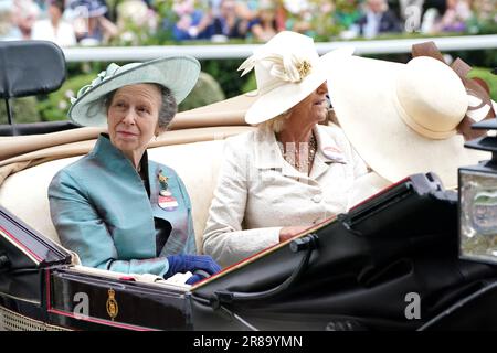 La carrozza della Principessa reale e Annabel Elliot arriva durante il primo giorno del Royal Ascot all'ippodromo di Ascot, Berkshire. Data immagine: Martedì 20 giugno 2023. Foto Stock