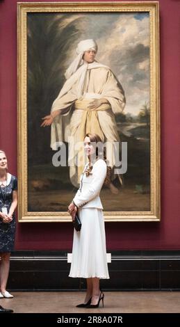 La Principessa del Galles si trova di fronte al ritratto di Giosuè Reynolds di mai (Omai) durante una visita per riaprire la National Portrait Gallery di Londra, a seguito di un programma di ristrutturazione triennale. La galleria ha subito un'importante trasformazione dalla chiusura delle sue porte nel marzo 2020, la più grande dall'apertura dell'edificio avvenuta 127 anni fa. Data immagine: Martedì 20 giugno 2023. Foto Stock