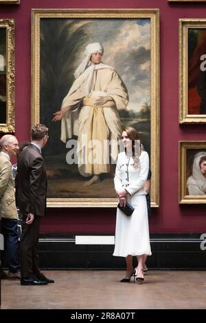 La Principessa del Galles si trova di fronte al ritratto di Giosuè Reynolds di mai (Omai) durante una visita per riaprire la National Portrait Gallery di Londra, a seguito di un programma di ristrutturazione triennale. La galleria ha subito un'importante trasformazione dalla chiusura delle sue porte nel marzo 2020, la più grande dall'apertura dell'edificio avvenuta 127 anni fa. Data immagine: Martedì 20 giugno 2023. Foto Stock