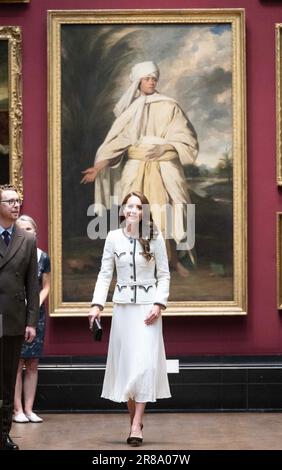 La Principessa del Galles si trova di fronte al ritratto di Giosuè Reynolds di mai (Omai) durante una visita per riaprire la National Portrait Gallery di Londra, a seguito di un programma di ristrutturazione triennale. La galleria ha subito un'importante trasformazione dalla chiusura delle sue porte nel marzo 2020, la più grande dall'apertura dell'edificio avvenuta 127 anni fa. Data immagine: Martedì 20 giugno 2023. Foto Stock