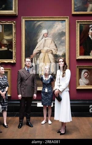 La Principessa del Galles si trova di fronte al ritratto di Giosuè Reynolds di mai (Omai) durante una visita per riaprire la National Portrait Gallery di Londra, a seguito di un programma di ristrutturazione triennale. La galleria ha subito un'importante trasformazione dalla chiusura delle sue porte nel marzo 2020, la più grande dall'apertura dell'edificio avvenuta 127 anni fa. Data immagine: Martedì 20 giugno 2023. Foto Stock