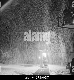 Attuale 21-5-1950: I vigili del fuoco si preparano per la winterHenki Kolstad e Inger-Marie Andersen hanno i ruoli principali nel film 'vi gifter oss', che è girato a Oslo. Per farla sembrare invernale, anche se le riprese si svolgono in autunno, i vigili del fuoco hanno spruzzato schiuma di sapone per le strade. Foto: Sverre A. Børretzen / Aktuell / NTB ***FOTO NON ELABORATA*** Foto Stock