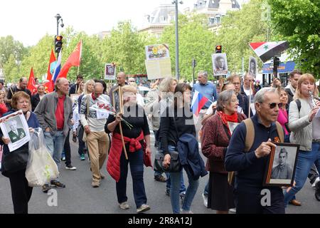 Il reggimento immortale a Parigi, celebrazione del giorno della Vittoria, 9 maggio, da parte dei sostenitori della Russia e del presidente Putin Foto Stock