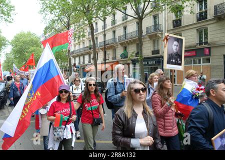 Il reggimento immortale a Parigi, celebrazione del giorno della Vittoria, 9 maggio, da parte dei sostenitori della Russia e del presidente Putin Foto Stock