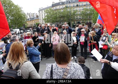 Il reggimento immortale a Parigi, celebrazione del giorno della Vittoria, 9 maggio, da parte dei sostenitori della Russia e del presidente Putin Foto Stock