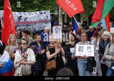 Il reggimento immortale a Parigi, celebrazione del giorno della Vittoria, 9 maggio, da parte dei sostenitori della Russia e del presidente Putin Foto Stock