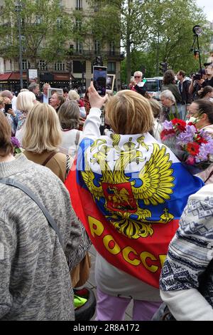 Il reggimento immortale a Parigi, celebrazione del giorno della Vittoria, 9 maggio, da parte dei sostenitori della Russia e del presidente Putin Foto Stock