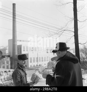 Effettivo 56-7-1960: Tuta o tute bonus di Natale sono diventati luogo comune a molte aziende. Ma non tutti i manager aziendali sono stati fortunati con la distribuzione. In molti luoghi di lavoro, la questione della gratiale o non è dipesa dal problema: Tuta o tute. Il lavoratore riceve NOK 250 come bonus di Natale. Questo collega è stato nel servizio dell'azienda per più di 20 anni. Quando l'imposta viene dedotta, sarà inferiore a 10 NOK. all'anno! Il funzionario riceve NOK 800. La differenza tra un operaio del collare bianco e un operaio oggi è soltanto questa: Un operaio del collare bianco è pagato mensilmente, Foto Stock