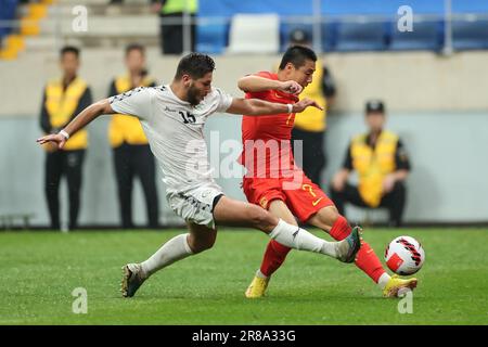 Dalian, provincia cinese di Liaoning. 20th giugno, 2023. WU Lei (R) della Cina spara durante una partita di calcio internazionale amichevole tra Cina e Palestina a Dalian, provincia di Liaoning della Cina nord-orientale, 20 giugno 2023. Credit: Pan Yulong/Xinhua/Alamy Live News Foto Stock