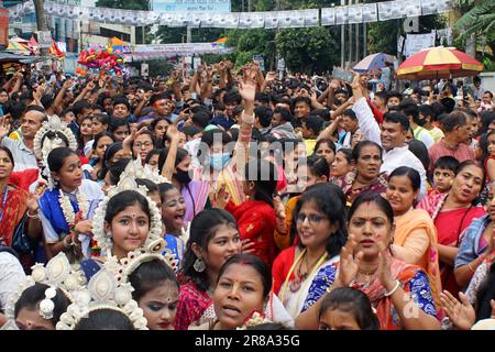 Sylhet, Sylhet, Bangladesh. 20th giugno, 2023. Rath Yatra è stato celebrato a Sylhet in un'atmosfera di festa. Circa 50.000 devoti di Sanatana hanno partecipato al Rath Yatra per pregare per le benedizioni di Lord Jagannath, Lord Baladev e Madre Subhadra Devi. (Credit Image: © MD Akbar Ali/ZUMA Press Wire) SOLO PER USO EDITORIALE! Non per USO commerciale! Credit: ZUMA Press, Inc./Alamy Live News Foto Stock