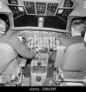 Attuale 1-5-1960: Voliamo - e l'attesa Di Un volo da Oslo a Bergen ha preso 4 1/2 ore. Abbiamo aspettato e bused via oltre 3! Foto: Ivar Aaserud / Aktuell / NTB ***FOTO NON ELABORATA*** Foto Stock